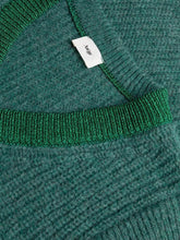 Load image into Gallery viewer, Groene Spencer LEGALATE is van een Engels breisel, is een recht model, heuplengte en heeft een geribbelde afwerking met een lurex draad als mooi detail. Draag deze mouwloze trui met V-hals met een blouse. De spencer is verkrijgbaar in verschillende kleuren: Groen, Okergeel, Violet en Roze.