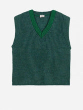 Load image into Gallery viewer, Groene Spencer LEGALATE is van een Engels breisel, is een recht model, heuplengte en heeft een geribbelde afwerking met een lurex draad als mooi detail. Draag deze mouwloze trui met V-hals met een blouse. De spencer is verkrijgbaar in verschillende kleuren: Groen, Okergeel, Violet en Roze.