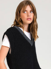 Load image into Gallery viewer, Zwarte Spencer LEGALATE is van een Engels breisel, is een recht model, heuplengte en heeft een geribbelde afwerking met een lurex draad als mooi detail. Draag deze mouwloze trui met V-hals met een blouse. De spencer is verkrijgbaar in verschillende kleuren: Groen, Okergeel, Violet en Roze.