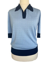 Load image into Gallery viewer, Dame Blanche Top Capo 893 Lux Light Blue is een stijlvolle sportieve top met kraag en V-hals en subtiele ingezette pofmouw. Het leuke kleurcontrast maakt deze luxe top speels en uniek. Top Capo 893 Lux is verkrijgbaar in verschillende kleuren: Blauw, Roze.