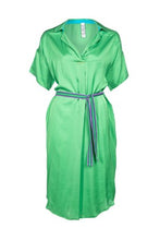 Afbeelding in Gallery-weergave laden, Groene Trendy jurk van Dame Blanche, Agibis A34 Elxis Green, is een recht model jurk met lusjes in een glanzende stof, 'silky look'. De jurk heeft een losse ceintuur, een groene en paars gekleurde band. Deze jurk heeft een kraag en een V-hals met een subtiel fluo oranje stiksel en is verkrijgbaar in de geweldige kleur groen. Artikel : Agibis-A34 Elxis Green