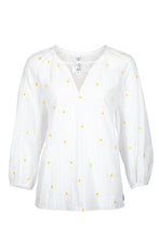 Load image into Gallery viewer, Ecru Blouse van Dame Blanche. Blouse Ajour A13 Aina Ecru is een prachtige blouse met ronde kraag en een strikje. De blouse heeft een ajour structuur met kleine geborduurde madeliefjes, 3/4 mouwen met elastiek aan de manchetten, waardoor het een subtiel pofmouwtje heeft. Deze blouse heeft een speelse uitstraling.