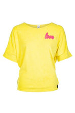 Load image into Gallery viewer, Gele Top van Dame Blanche, Top Atria A40 Straw Yellow is een leuke frisse wijde gele top in zacht badstof met een felroze applicatie love. Deze wijde top heeft een dunne elastieken band onderaan de top en heeft brede banden aan de mouwen.