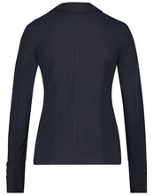 Load image into Gallery viewer, Jane Lushka Blazer Roma Easy Wear Black BB1022F. De blazer roma easy wear is een een mooie tijdloze blazer uit de basis collectie van Jane Luskha, heeft drie knoopjes op de mouw als leuk detail en twee knoopjes om de blazer te sluiten. De blazer is uitgevoerd in de kleur zwart en is van de bekende travel kwaliteit.