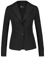 Load image into Gallery viewer, Jane Lushka Blazer Roma Easy Wear Black BB1022F. De blazer roma easy wear is een een mooie tijdloze blazer uit de basis collectie van Jane Luskha, heeft drie knoopjes op de mouw als leuk detail en twee knoopjes om de blazer te sluiten. De blazer is uitgevoerd in de kleur zwart en is van de bekende travel kwaliteit.
