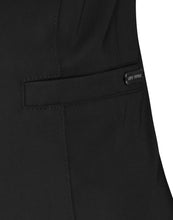 Load image into Gallery viewer, Jane Lushka Blazer Roma Easy Wear Black BB1022F. De blazer roma easy wear is een een mooie tijdloze blazer uit de basis collectie van Jane Luskha, heeft drie knoopjes op de mouw als leuk detail en twee knoopjes om de blazer te sluiten. De blazer is uitgevoerd in de kleur zwart en is van de bekende travel kwaliteit.