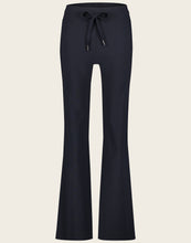 Load image into Gallery viewer, Jane Lushka Pants Jadore Blue BB2100U. Dit is een flared model, heeft een uitlopende pijp en een tailleband met trekkoord.