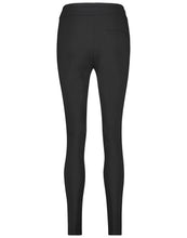Load image into Gallery viewer, De broek Anna Skinny Fit Black BB230UZ heeft een smalle pijp, een tailleband met trekkoord, zakken met ritsen en detail. De broek is uitgevoerd in de kleur zwart en is van de bekende travel kwaliteit.