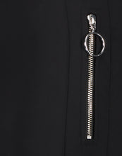 Load image into Gallery viewer, De broek Anna Skinny Fit is een mooie tijdloze broek uit de basis collectie van Jane Luskha. Deze broek is het model skinny fit, heeft een smalle pijp, een tailleband met trekkoord, zakken met rits en detail. De broek is uitgevoerd in de kleur zwart en is van de bekende travel kwaliteit.