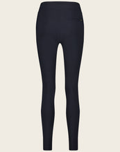 Load image into Gallery viewer, De broek Anna Skinny Fit is een mooie tijdloze broek uit de basis collectie van Jane Luskha. Deze broek is het model skinny fit, heeft een smalle pijp en een tailleband met trekkoord. De broek is uitgevoerd in de kleur blauw en is van de bekende travel kwaliteit.
