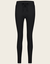 Afbeelding in Gallery-weergave laden, De broek Anna Skinny Fit is een mooie tijdloze broek uit de basis collectie van Jane Luskha. Deze broek is het model skinny fit, heeft een smalle pijp en een tailleband met trekkoord. De broek is uitgevoerd in de kleur zwart