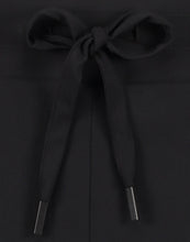 Afbeelding in Gallery-weergave laden, De broek Anna Skinny Fit is een mooie tijdloze broek uit de basis collectie van Jane Luskha. Deze broek is het model skinny fit, heeft een smalle pijp en een tailleband met trekkoord. De broek is uitgevoerd in de kleur zwart en is van de bekende travel kwaliteit.
