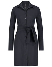 Load image into Gallery viewer, Blauwe Jurk Nico Easy Wear BB9120 is een chique jurk, toch sportief uit de basis collectie van Jane Luskha. Model shirtjurk heeft steekzakken, een kraag, knoopjes van boven tot onderen en een ceintuurband welke om de middel gewikkeld kan worden. De jurk is uitgevoerd in de kleur blauw en is van de bekende travel kwaliteit.