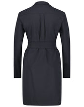 Load image into Gallery viewer, Blauwe Jurk Nico Easy Wear BB9120 is een chique jurk, toch sportief uit de basis collectie van Jane Luskha. Model shirtjurk heeft steekzakken, een kraag, knoopjes van boven tot onderen en een ceintuurband welke om de middel gewikkeld kan worden. De jurk is uitgevoerd in de kleur blauw en is van de bekende travel kwaliteit.