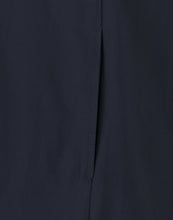 Load image into Gallery viewer, Blauwe Jurk Nico Easy Wear BB9120 is een chique jurk, toch sportief uit de basis collectie van Jane Luskha. Model shirtjurk heeft steekzakken, een kraag, knoopjes van boven tot onderen en een ceintuurband welke om de middel gewikkeld kan worden. De jurk is uitgevoerd in de kleur blauw en is van de bekende travel kwaliteit.