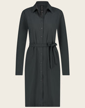 Load image into Gallery viewer, Antraciet grijze Jurk Nico Easy Wear BB9120 is een chique jurk, toch sportief uit de basis collectie van Jane Luskha. Model shirtjurk heeft steekzakken, een kraag, knoopjes van boven tot onderen en een ceintuurband. De jurk is uitgevoerd in de kleur antraciet grijs (grigio notte) en is van de bekende travel kwaliteit.
