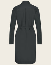 Load image into Gallery viewer, Antraciet grijze Jurk Nico Easy Wear BB9120 is een chique jurk, toch sportief uit de basis collectie van Jane Luskha. Model shirtjurk heeft steekzakken, een kraag, knoopjes van boven tot onderen en een ceintuurband. De jurk is uitgevoerd in de kleur antraciet grijs (grigio notte) en is van de bekende travel kwaliteit.
