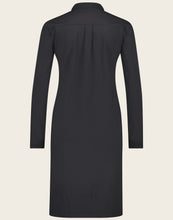 Load image into Gallery viewer, Zwarte jurk Eva Easy Wear BB9200Z is een mooie jurk uit de basis collectie van Jane Luskha, heeft een V-hals, kan met knoopjes gesloten worden en heeft een ritsje als detail. De jurk is uitgevoerd in de kleur zwart en is van de bekende travel kwaliteit.