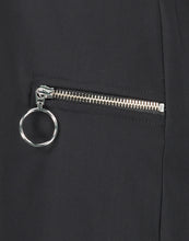 Load image into Gallery viewer, Zwarte jurk Eva Easy Wear BB9200Z is een mooie jurk uit de basis collectie van Jane Luskha, heeft een V-hals, kan met knoopjes gesloten worden en heeft een ritsje als detail. De jurk is uitgevoerd in de kleur zwart en is van de bekende travel kwaliteit.