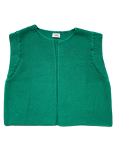 Load image into Gallery viewer, Groen Gilet LEGIGI heeft een gebreide moussesteek, is een recht model en valt op heuphoogte. Mouwloos gilet heeft een open ronde hals en een geribde afwerking. Dit leuke gilet is verkrijgbaar in verscheillende kleuren: Groen (Vert), Ecru, Sahara, Menthe, Malabar, Blanc, Mint.