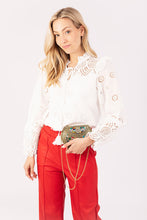 Load image into Gallery viewer, Blousetop Broderie Kwastjes Offwhite is een broderie blouse met V-hals, heeft een mooie kraag en kwastjes. Heeft lange broderie mouwen met elastiek aan de manchet. Deze blousetop is mooi te combineren met een spijkerbroek/rok of een wijdere broek van Dame Blanche in ecru of denim.