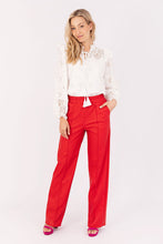 Afbeelding in Gallery-weergave laden, Blousetop Broderie Kwastjes Offwhite is een broderie blouse met V-hals, heeft een mooie kraag en kwastjes. Heeft lange broderie mouwen met elastiek aan de manchet. Deze blousetop is mooi te combineren met een spijkerbroek/rok of een wijdere broek van Dame Blanche in ecru of denim.