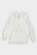 Afbeelding in Gallery-weergave laden, Blousetop Broderie Kwastjes Offwhite is een broderie blouse met V-hals, heeft een mooie kraag en kwastjes. Heeft lange broderie mouwen met elastiek aan de manchet. Deze blousetop is mooi te combineren met een spijkerbroek/rok of een wijdere broek van Dame Blanche in ecru of denim.