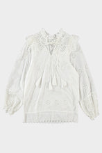 Load image into Gallery viewer, Blousetop Broderie Kwastjes Offwhite is een broderie blouse met V-hals, heeft een mooie kraag en kwastjes. Heeft lange broderie mouwen met elastiek aan de manchet. Deze blousetop is mooi te combineren met een spijkerbroek/rok of een wijdere broek van Dame Blanche in ecru of denim.