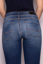Load image into Gallery viewer, Spijkerbroek Donovan Chloe G004 Reform regular rise is een klassieke jeans, denim broek met een slanke snit, ontworpen om alle vormen en rondingen te verfraaien. Dit kledingstuk is gemaakt van ISKO ReformTM XP met maximale stretch en volgt je lichaam. Het unieke gepatenteerde concept maakt een perfect herstel mogelijk, waardoor de jeans zijn vorm behoudt.