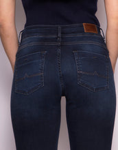 Load image into Gallery viewer, Spijkerbroek Donovan Chloe G008 Reform regular rise is een klassieke jeans, denim broek met een slanke snit, ontworpen om alle vormen en rondingen te verfraaien. Dit kledingstuk is gemaakt van ISKO ReformTM XP met maximale stretch en volgt je lichaam. Het unieke gepatenteerde concept maakt een perfect herstel mogelijk, waardoor de jeans zijn vorm behoudt.