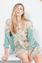 Load image into Gallery viewer, Dame Blanche Vest, Cardigan Cagno Suga Pool is een mooie knitwear cardigan. Deze cardigan is verkrijgbaar in de kleuren : Pool (Groen), Zand.