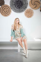 Afbeelding in Gallery-weergave laden, Dame Blanche Vest, Cardigan Cagno Suga Pool is een mooie knitwear cardigan. Deze cardigan is verkrijgbaar in de kleuren : Pool (Groen), Zand.