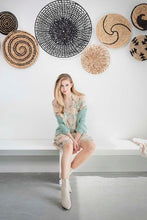 Afbeelding in Gallery-weergave laden, Dame Blanche Vest, Cardigan Cagno Suga Pool is een mooie knitwear cardigan. Deze cardigan is verkrijgbaar in de kleuren : Pool (Groen), Zand.