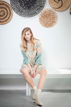 Afbeelding in Gallery-weergave laden, Dame Blanche Vest, Cardigan Cagno Suga Pool is een mooie knitwear cardigan. Deze cardigan is verkrijgbaar in de kleuren : Pool (Groen), Zand.