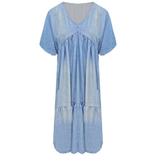 Afbeelding in Gallery-weergave laden, Oversized Maxi Jurk Denim Lichtblauw is een comfortabele jurk van tencel. Jurk heeft een V-hals, korte mouwen en een strook onderaan de jurk. Dit model jurk is een ideaal model, dat veel vrouwen leuk zal staan. De oversized Maxi Jurk Denim is verkrijgbaar in verschillende kleuren: Lichtblauw, Blauw.