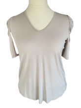 Afbeelding in Gallery-weergave laden, Beige Top van CdlC, Top Puffy Foil Beige heeft een V-hals een 1/2 lange mouw en pofmouw.