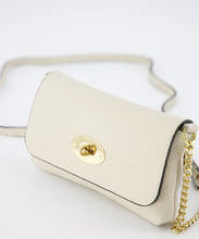 Afbeelding in Gallery-weergave laden, Lederen Clutch Finley Classic Grain Beige, model wallet on chain is een chique kleine tas met verstelbare schouderband, deels goudkleurige ketting, deels lederen band.