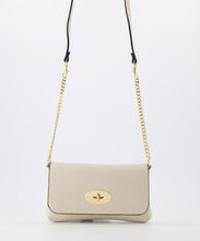 Afbeelding in Gallery-weergave laden, Lederen Clutch Finley Classic Grain Beige, model wallet on chain is een chique kleine tas met verstelbare schouderband, deels goudkleurige ketting, deels lederen band.