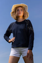 Afbeelding in Gallery-weergave laden, Blauwe Sweater Holy Moly van DAY x fee G, in de kleur navy is een luxe en super comfortabele trui met een geweldige streetstyle- look. De sweater heeft leuke details met stansringen. Prachtige trui van 100% katoen.