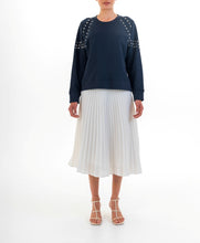 Afbeelding in Gallery-weergave laden, Blauwe Sweater Holy Moly van DAY x fee G, in de kleur navy is een luxe en super comfortabele trui met een geweldige streetstyle- look. De sweater heeft leuke details met stansringen. Prachtige trui van 100% katoen.