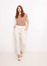 Afbeelding in Gallery-weergave laden, Gestreepte Top van Dame Blanche, Choke A85 Onda Green is een mooie frisse gestreepte top met fuchsia en groene kleur. Deze top heeft een zilverkleurig lurex draad dat terug komt in de ronde boord en aan de mouwen en onderband.