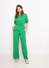 Afbeelding in Gallery-weergave laden, Groene broek van Dame Blanche, Fezy-A56 Fluidi Gras, is een stijlvol recht model broek met wijde lange pijpen en steekzakken. De broek heeft een brede elastieken tailleband met lusjes en een subtiele bies op de pijp. Deze broek is verkrijgbaar in de moderne kleur groen.