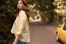 Load image into Gallery viewer, Gestreepte Blouse van Dame Blanche, Blouse Food A91 Tropez is een prachtige wijde blouse met kraag en knoopjes. De blouse heeft een klassieke look, maar door het wijdere model heeft het ook een speelse look.