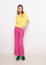 Load image into Gallery viewer, Gele Top van Dame Blanche, Top Atria A40 Straw Yellow is een leuke frisse wijde gele top in zacht badstof met een felroze applicatie love. Deze wijde top heeft een dunne elastieken band onderaan de top en heeft brede banden aan de mouwen.