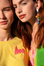 Load image into Gallery viewer, Gele Top van Dame Blanche, Top Atria A40 Straw Yellow is een leuke frisse wijde gele top in zacht badstof met een felroze applicatie love. Deze wijde top heeft een dunne elastieken band onderaan de top en heeft brede banden aan de mouwen.