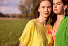 Load image into Gallery viewer, Gele Top van Dame Blanche, Top Atria A40 Straw Yellow is een leuke frisse wijde gele top in zacht badstof met een felroze applicatie love. Deze wijde top heeft een dunne elastieken band onderaan de top en heeft brede banden aan de mouwen.