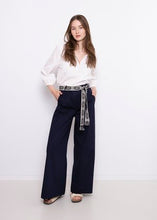 Load image into Gallery viewer, Ecru Blouse van Dame Blanche. Blouse Ajour A13 Aina Ecru is een prachtige blouse met ronde kraag en een strikje. De blouse heeft een ajour structuur met kleine geborduurde madeliefjes, 3/4 mouwen met elastiek aan de manchetten, waardoor het een subtiel pofmouwtje heeft. Deze blouse heeft een speelse uitstraling.