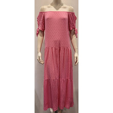 Afbeelding in Gallery-weergave laden, Maxi Jurk Roze Dobby van Creme de la Creme is een maxi dress van crinkle stof, heeft korte mouwen met een strikje aan de mouwen voor een romantische look. De jurk is zowel off-shoulder als op de schouder te dragen. Is verkrijgbaar in verschillende kleuren. Deze jurk is leuk te combineren met een wikkelband of een gekleurd leren strikriem. Neem ook een kijkje bij de accessoires. Kleur : Pink, Coral, Groen.