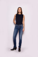 Afbeelding in Gallery-weergave laden, Spijkerbroek Donovan Chloe G004 Reform regular rise is een klassieke jeans, denim broek met een slanke snit, ontworpen om alle vormen en rondingen te verfraaien. Dit kledingstuk is gemaakt van ISKO ReformTM XP met maximale stretch en volgt je lichaam. Het unieke gepatenteerde concept maakt een perfect herstel mogelijk, waardoor de jeans zijn vorm behoudt.