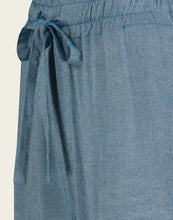 Load image into Gallery viewer, Pants Lola Eco Viscose GBS2222110S van Jane Lushka is een mooie wijde lange broek met striksluiting aan de voorkant en een paspelzak op de achterkant. Broek Lola heeft steekzakken. De broek is uitgevoerd in de kleur blauw. Broek is erg leuk te combineren met de top Remi van Jane Lushka in dezelfde kleur en stof. Hiermee kun je de look creëren van een jumpsuit, maar is natuurlijk ook los van elkaar te dragen. Set is zowel business casual, als casual te dragen, je ziet er stijlvol en vrouwelijk uit.